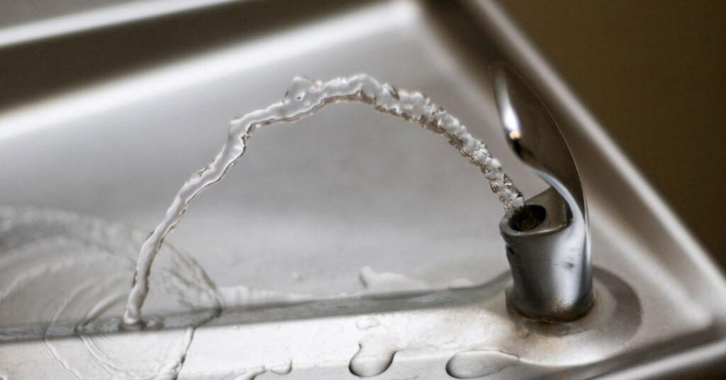 Conserto de Bebedouro em Maceió | Assistência Perto de Mim vazamento de agua no bebedouro